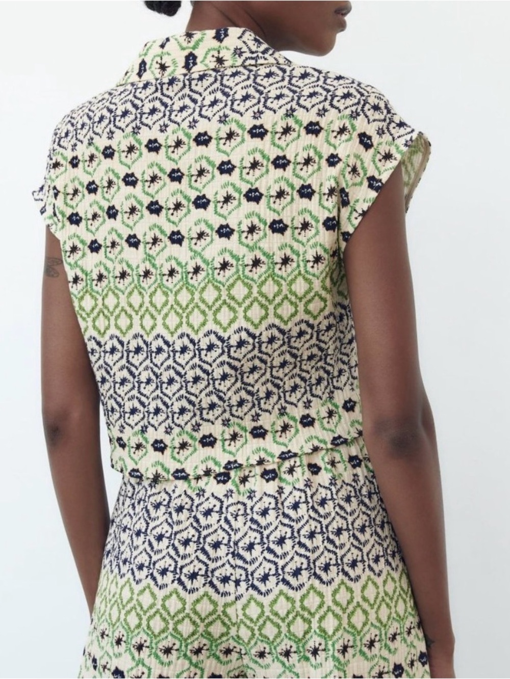 Zara Patterned Green and Navy Button-Front Cropped Top - Picture 2 of 8